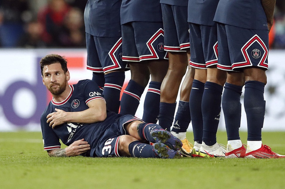 Lionel Messi tỏa sáng rực rỡ ở PSG: Khi siêu nhân biến hình… - 2 Lionel Messi tỏa sáng rực rỡ ở PSG: Khi siêu nhân biến hình… - 2