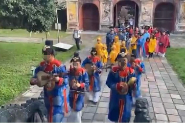 "Lùm xùm" đoàn người mặc đồ vua, chúa làm lễ tại nơi thờ vua ở Huế