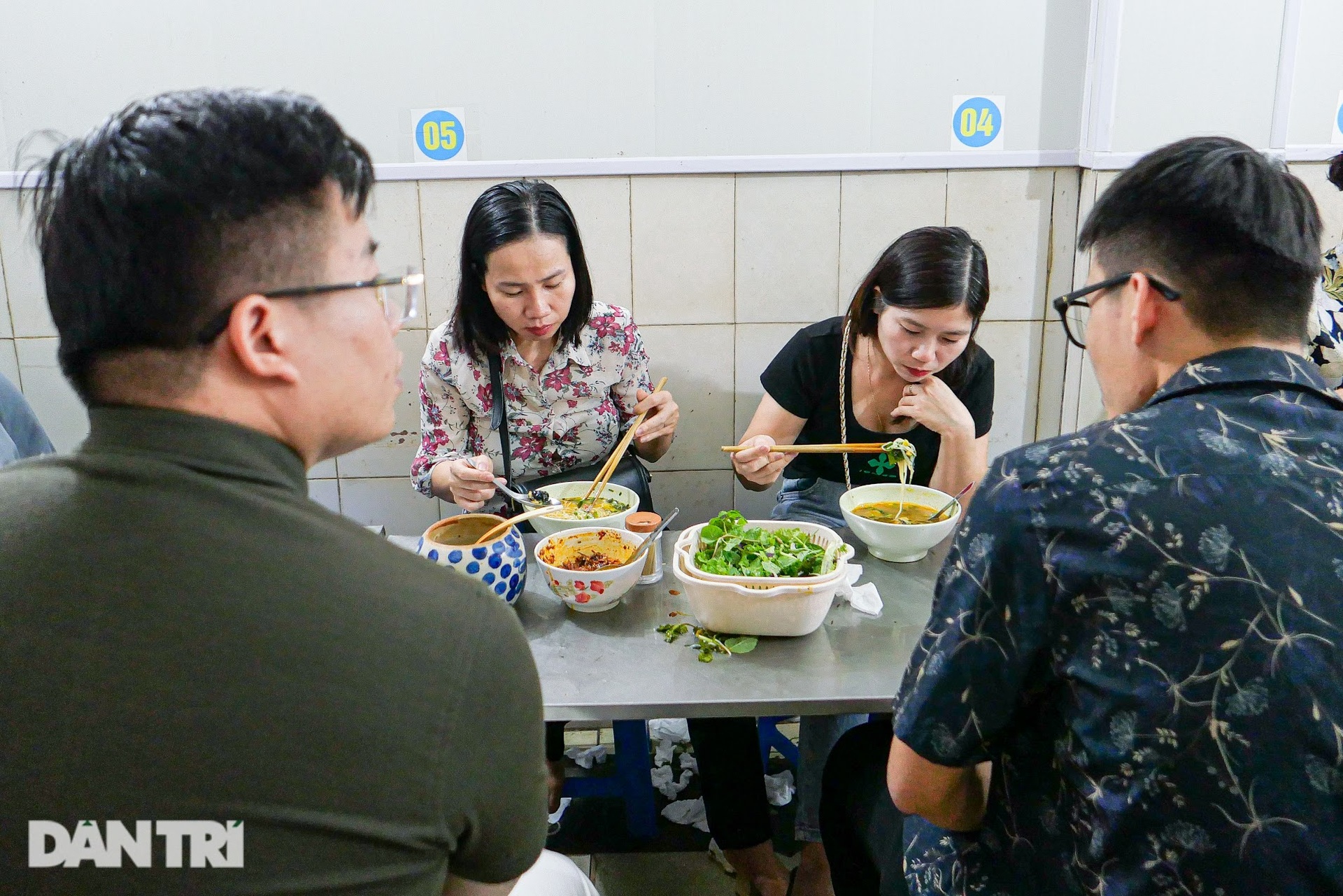 Toát mồ hôi ăn bún ốc một người ngồi, năm người đứng nhìn ở Hà Nội - 8 Toát mồ hôi ăn bún ốc một người ngồi, năm người đứng nhìn ở Hà Nội - 8