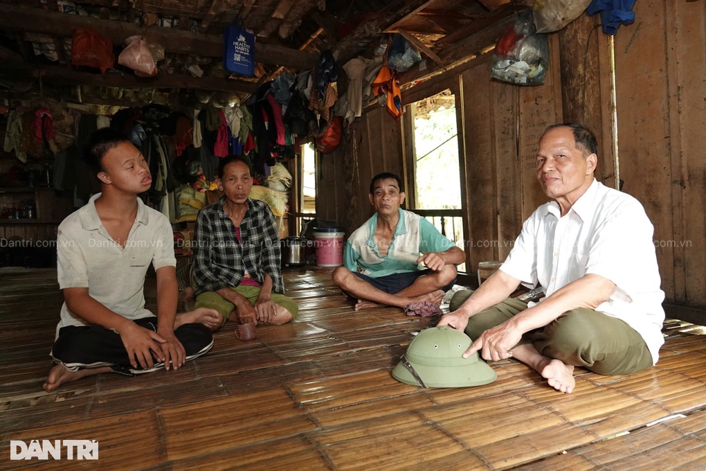 Mẹ già bệnh tật vất vả chăm chồng khuyết tật, con tâm thần - 3 Mẹ già bệnh tật vất vả chăm chồng khuyết tật, con tâm thần - 3