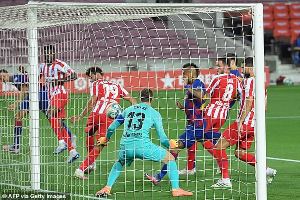 Messi ghi bàn, Barcelona hòa Atletico trong trận cầu có 3 quả penalty - 2 Messi ghi bàn, Barcelona hòa Atletico trong trận cầu có 3 quả penalty - 2