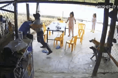 Người đàn ông đang nằm trên võng bị đối tượng xông vào đâm trọng thương