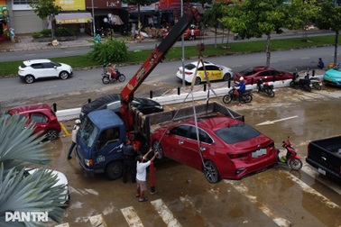 "Cứu" ô tô, xe máy ở Nha Trang sau lũ rút