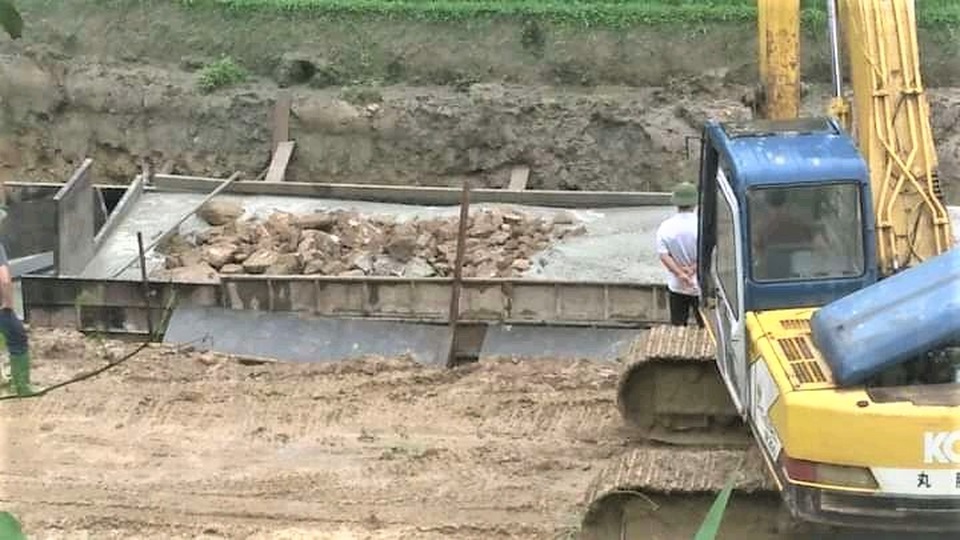 Vụ doanh nghiệp xây cầu bê tông trộn đất đá bẩn: Trảm chỉ huy công trường - 2 Vụ doanh nghiệp xây cầu bê tông trộn đất đá bẩn: Trảm chỉ huy công trường - 2