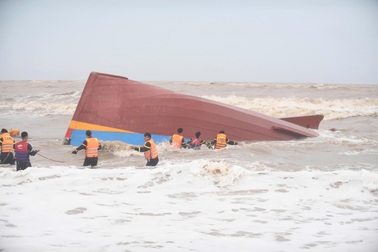 Vụ hai tàu cá chìm trong bão Bualoi: Phát hiện thi thể một ngư dân
