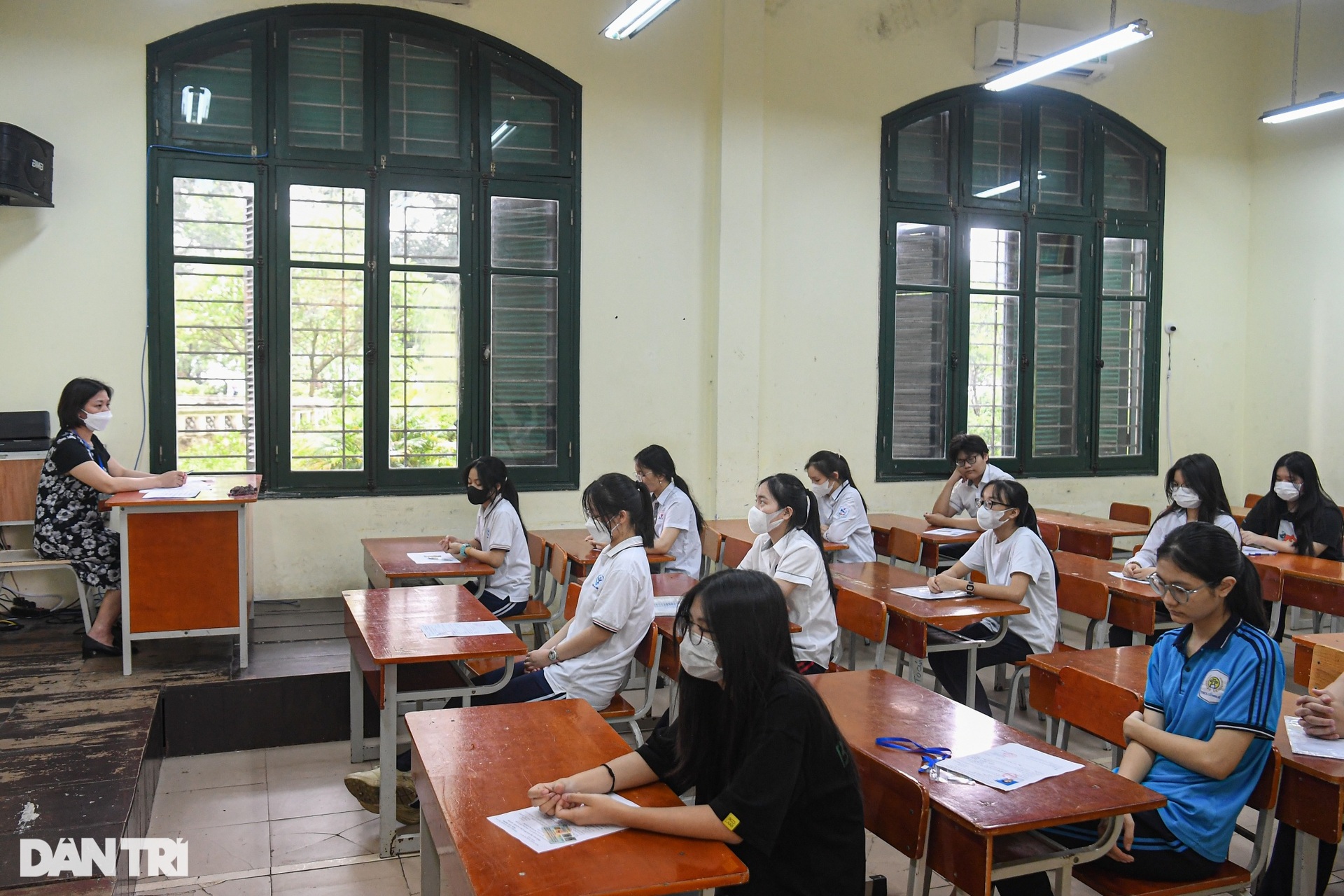Thí sinh Hà Nội chống nạng leo bộ 3 tầng để làm thủ tục dự thi vào lớp 10 - 12 Thí sinh Hà Nội chống nạng leo bộ 3 tầng để làm thủ tục dự thi vào lớp 10 - 12