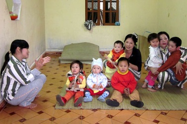 Chạnh lòng tiếng trẻ trong buồng giam