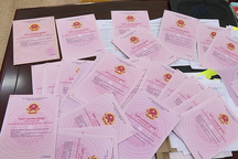 Bắt giam 3 đối tượng chuyên mang sổ đỏ giả đi cầm cố, thế chấp