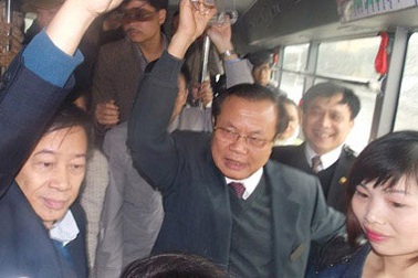 “Vi hành” trong mắt ai...