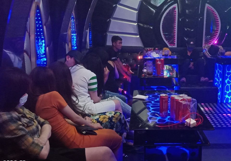 Bắt quả tang 41 đối tượng sử dụng ma túy tại phòng karaoke - 1 Bắt quả tang 41 đối tượng sử dụng ma túy tại phòng karaoke - 1