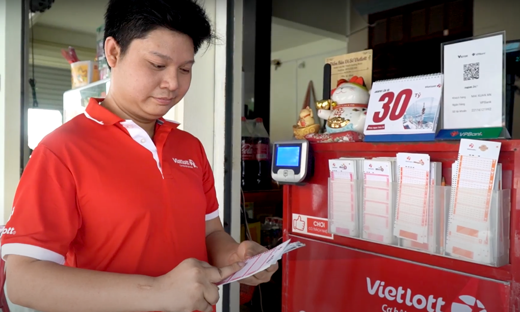 Nghị lực của chàng trai bán vé số liệt nửa người - 3 Nghị lực của chàng trai bán vé số liệt nửa người - 3