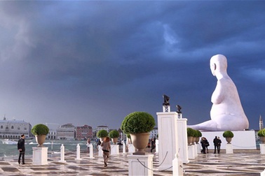 Bức tượng người phụ nữ mang thai khổng lồ ở Ý bị chỉ trích