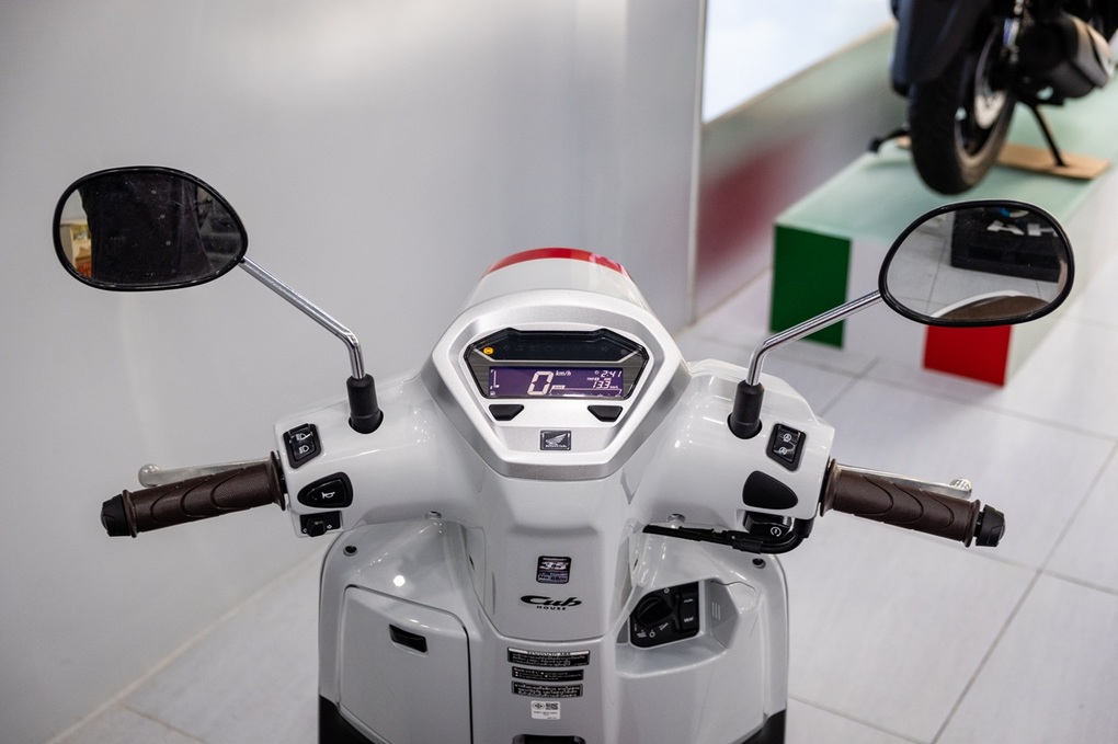 Xe tay ga Honda giới hạn 99 chiếc toàn cầu về Việt Nam, dễ có giá 100 triệu - 3 Xe tay ga Honda giới hạn 99 chiếc toàn cầu về Việt Nam, dễ có giá 100 triệu - 3