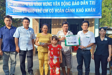 Trao 66 triệu đồng tới hoàn cảnh "vợ lo chồng tháo khớp chân, con thất học"