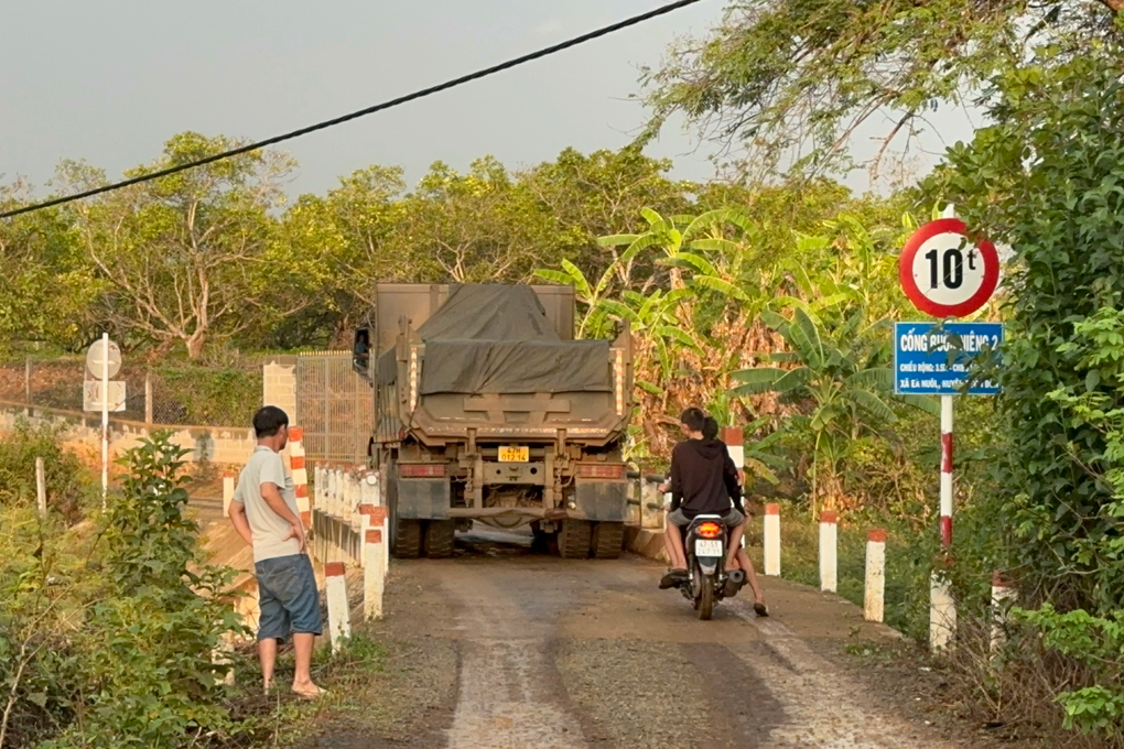 Xe quá tải vô tư lưu thông qua cầu dân sinh ở Đắk Lắk - 2 Xe quá tải vô tư lưu thông qua cầu dân sinh ở Đắk Lắk - 2