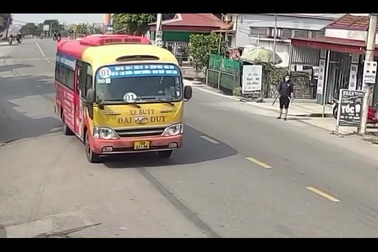 Tài xế xe buýt phanh gấp, tránh người đàn ông sang đường ẩu