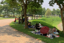 Hàng loạt khách hủy cắm trại vì "không chịu nổi" nắng nóng 40 độ C ở Hà Nội