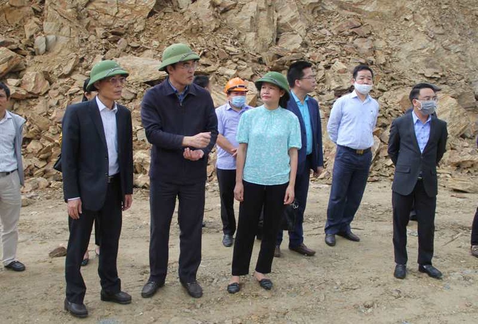 Khẩn trương khắc phục nguy cơ quả đồi sắp đổ xuống trường học, công sở - 4 Khẩn trương khắc phục nguy cơ quả đồi sắp đổ xuống trường học, công sở - 4