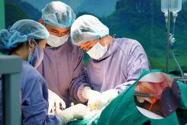 Cấp cứu kịp thời cho bé trai 7 tuổi bị xoắn tinh hoàn sau khi đá bóng