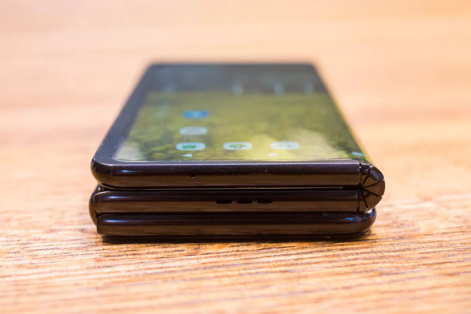Cận cảnh smartphone màn hình gập 3 và smartphone trượt để mở rộng màn hình - 2 Cận cảnh smartphone màn hình gập 3 và smartphone trượt để mở rộng màn hình - 2