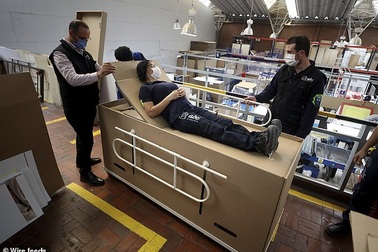 Sáng kiến biến giường bệnh bìa các-tông thành quan tài giữa dịch Covid-19