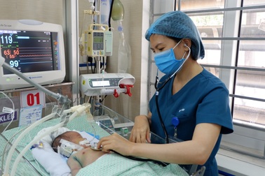 Bé sơ sinh bị bỏ rơi vượt qua cơn nguy kịch do nhiễm trùng máu như thế nào?