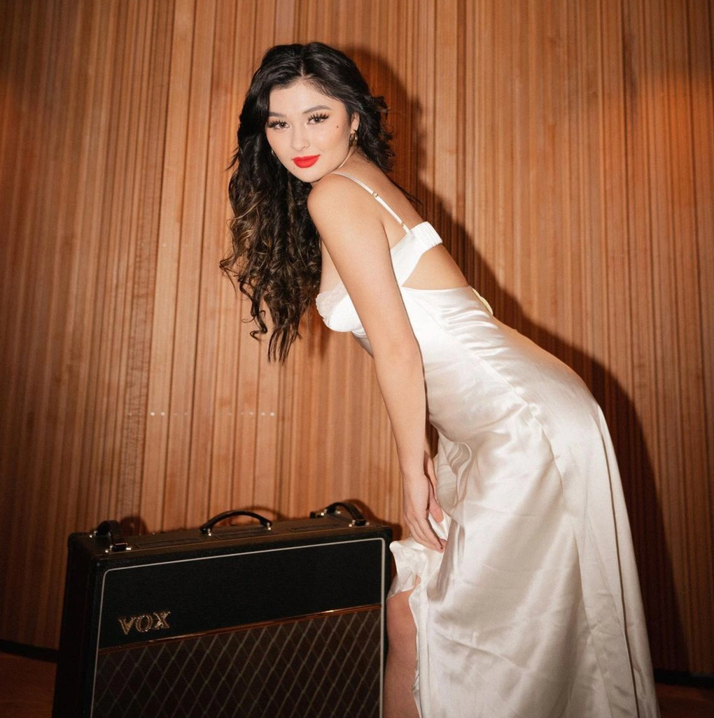 Vẻ nóng bỏng của cô gái Úc hát ở phố đi bộ Nguyễn Huệ - 2 Vẻ nóng bỏng của cô gái Úc hát ở phố đi bộ Nguyễn Huệ - 2