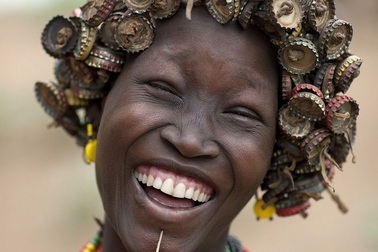 Thăm bộ lạc nơi các thiếu nữ làm đẹp từ... đồ tái chế