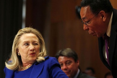 Khi Ngoại trưởng Mỹ Hillary Clinton nháy mắt