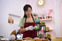 Thiếu nữ Hà Nội dùng nét vẽ đưa "hồn dân gian" vào bánh trung thu