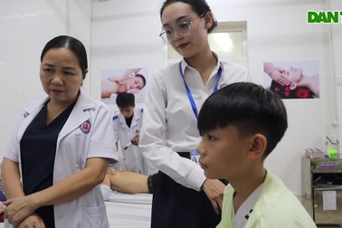 Gần 180 triệu đồng tới nam sinh lớp 7 thay bố chăm sóc mẹ ở viện