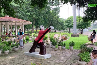 Sau ồn ào màu sắc, tượng trong Công viên Thống Nhất lại được "thay áo" mới