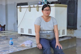 "Chạy lũ về thấy nhà cửa tan hoang, tôi như muốn xỉu"