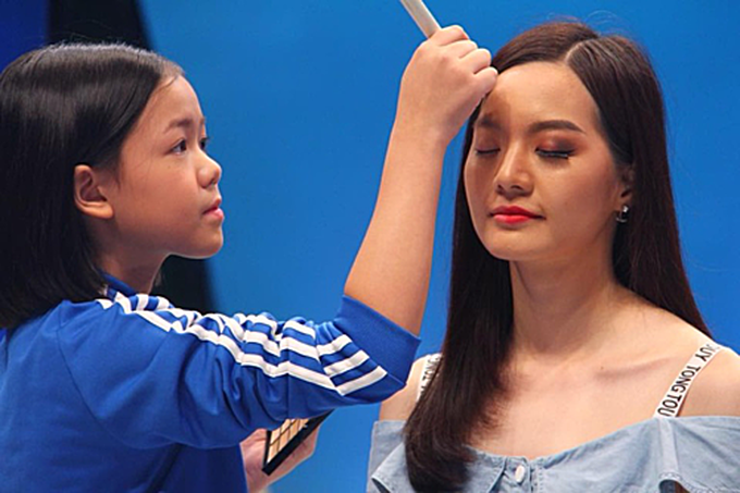 Cô bé từng xuất hiện trên mục nhân vật đặc biệt của BBC, là nghệ sĩ trẻ tuổi nhất của show thời trang lớn nhất hành tinh 2018. Ảnh: Worldofbuzz.