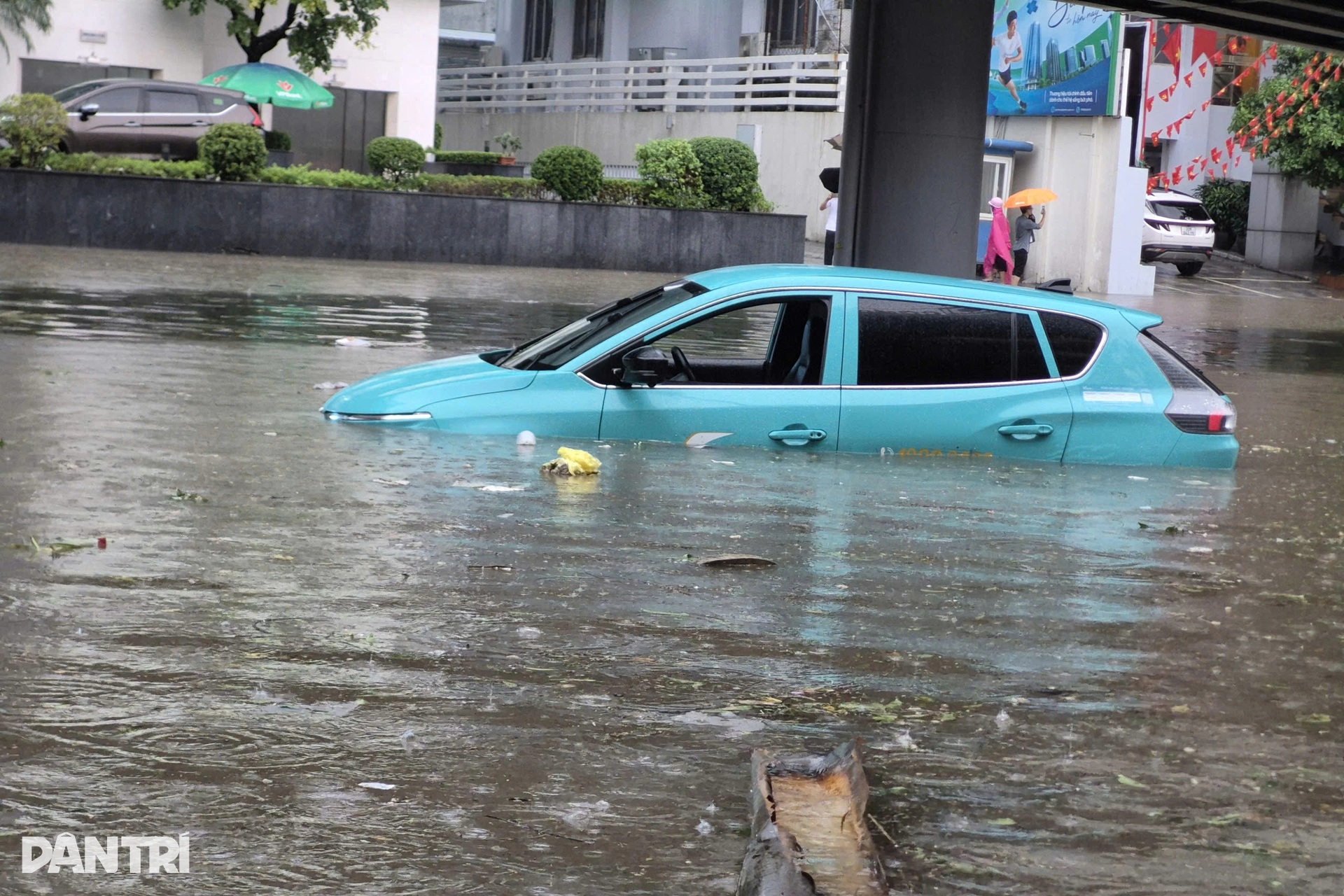 Hàng loạt xe sang bơi trong biển nước ngập ở Hà Nội - 13 Hàng loạt xe sang bơi trong biển nước ngập ở Hà Nội - 13