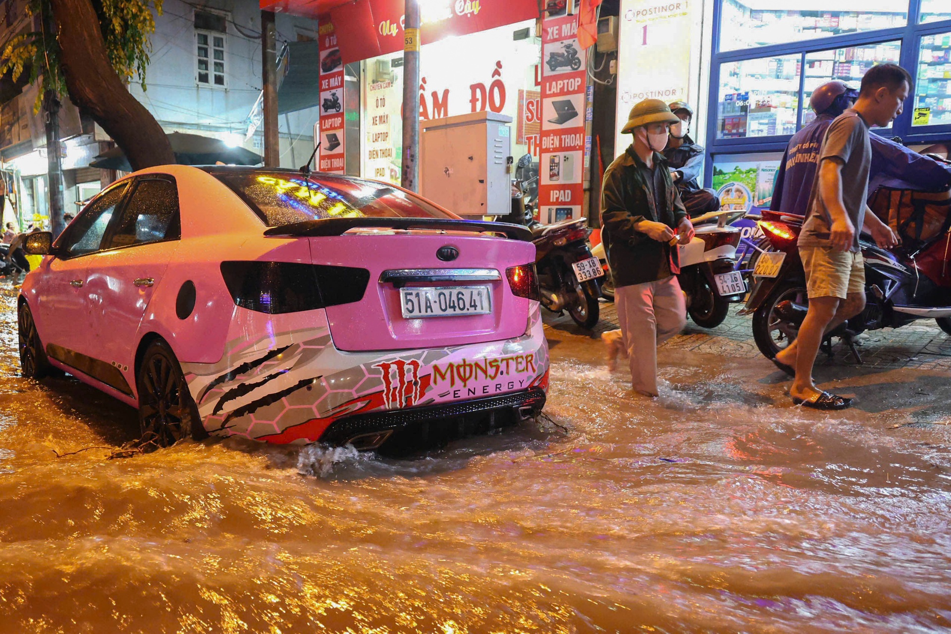 Mưa lớn, đường Phạm Văn Đồng kẹt xe kéo dài hơn 3km - 10 Mưa lớn, đường Phạm Văn Đồng kẹt xe kéo dài hơn 3km - 10