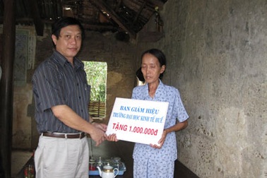 Thầy trò trường ĐH Kinh tế Huế giúp Kì vượt khó khăn