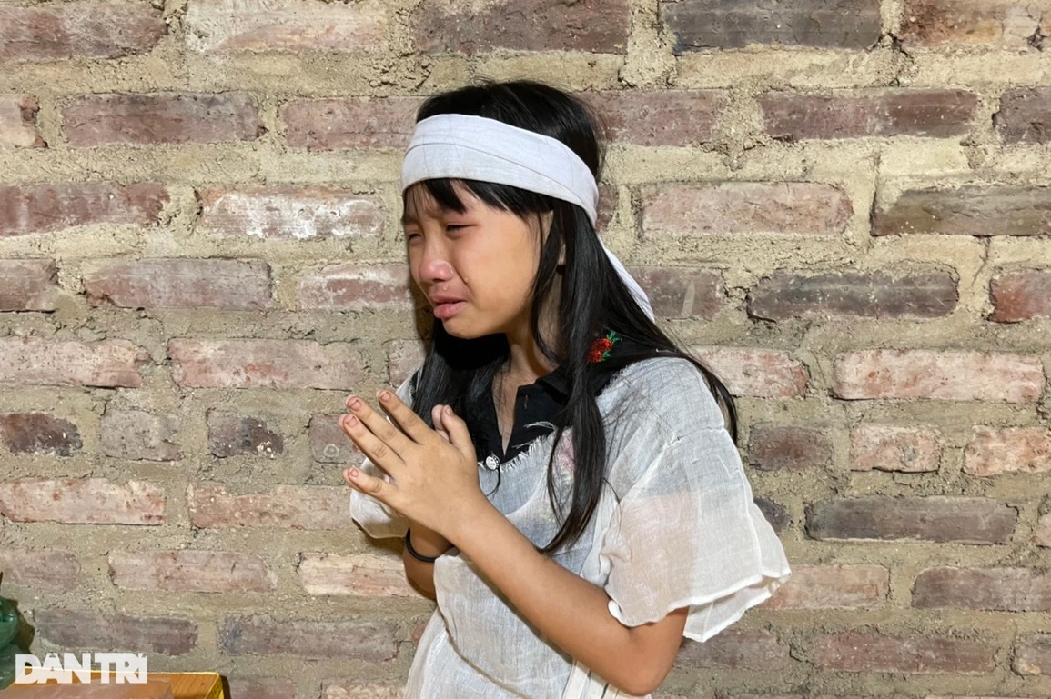 Nghẹn lòng bé 9 tuổi không cha, mồ côi mẹ, lay lắt cùng ông bà nghèo khó - 1