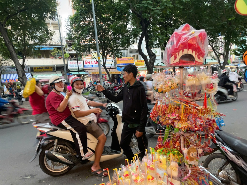 Doanh thu giảm 50%, tiểu thương bán lồng đèn thấp thỏm mùa lễ hội - 1 Doanh thu giảm 50%, tiểu thương bán lồng đèn thấp thỏm mùa lễ hội - 1