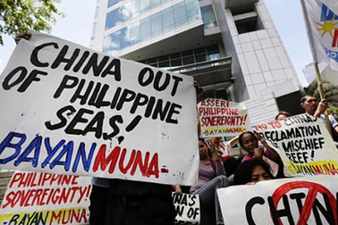 Tàu hải giám Trung Quốc dùng vòi rồng xua đuổi ngư dân Philippines