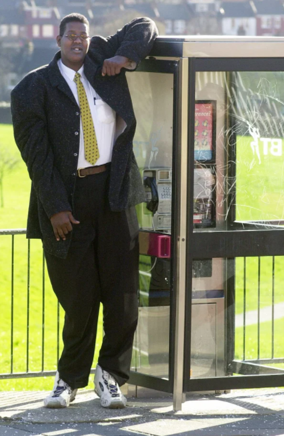 Người đàn ông cao 2,3m và cuộc đời khó khăn không ngờ - 2