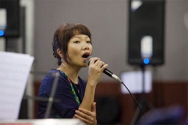 Trần Thu Hà say sưa tập hát