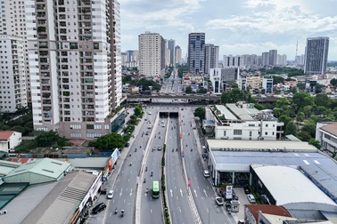 Hiện trạng 7 tuyến đường ở Hà Nội dự kiến được xén vỉa hè, dải phân cách