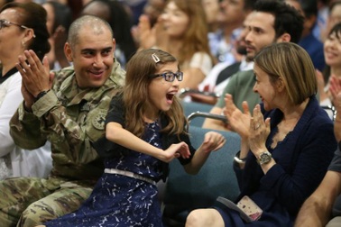 Nụ cười và nước mắt trong lễ nhập quốc tịch Mỹ của người nhập cư