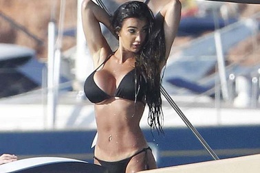 Chloe Khan khoe ngực khủng trên biển