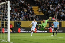 Messi ngồi dự bị, Argentina thắng nhờ siêu phẩm của Di Maria