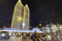 Nhà thờ Đức Bà phủ đầy ánh sáng trước Giáng sinh