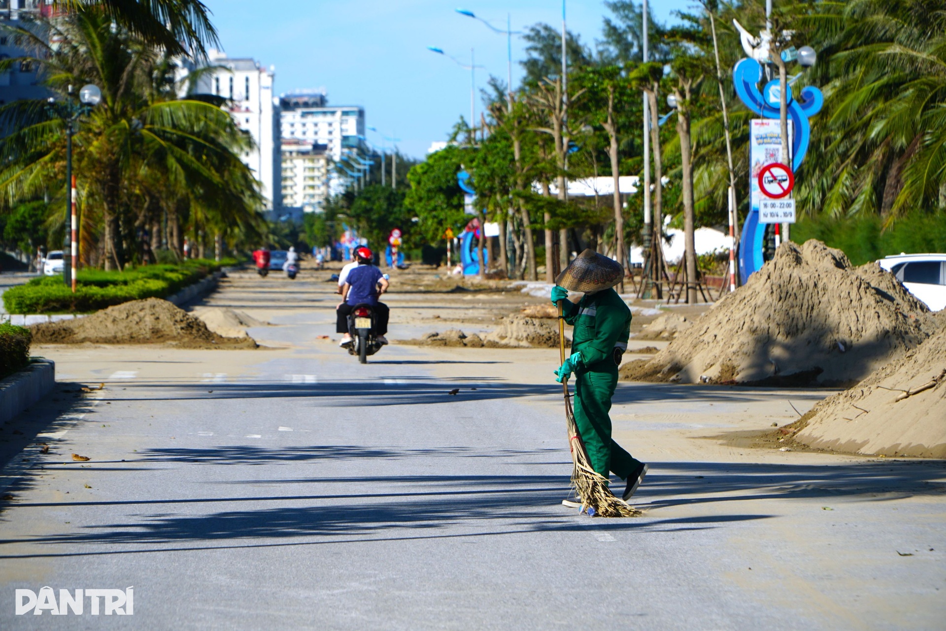 Biển Sầm Sơn tan hoang, ngổn ngang rác thải sau bão Bualoi - 14