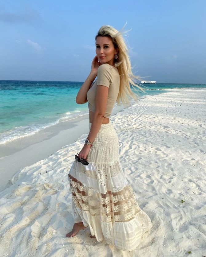 
Katja Kuhne hơn bạn trai Marcel Sabitzer tới 9 tuổi. Người đẹp 38 tuổi nổi tiếng khi tham gia phiên bản tiếng Đức của chương trình truyền hình thực tế The Bachelor. Cặp đôi gặp nhau vào năm 2017 và Sabitzer đã ngỏ lời cầu hôn trong chuyến đi lãng mạn tới Maldives (Ảnh: Instagram).
