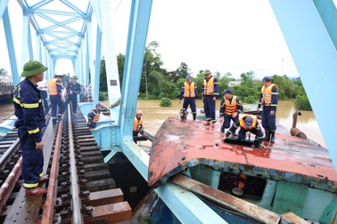 Hàng trăm người xử lý sự cố sà lan bị lũ cuốn, mắc kẹt ở cầu đường sắt